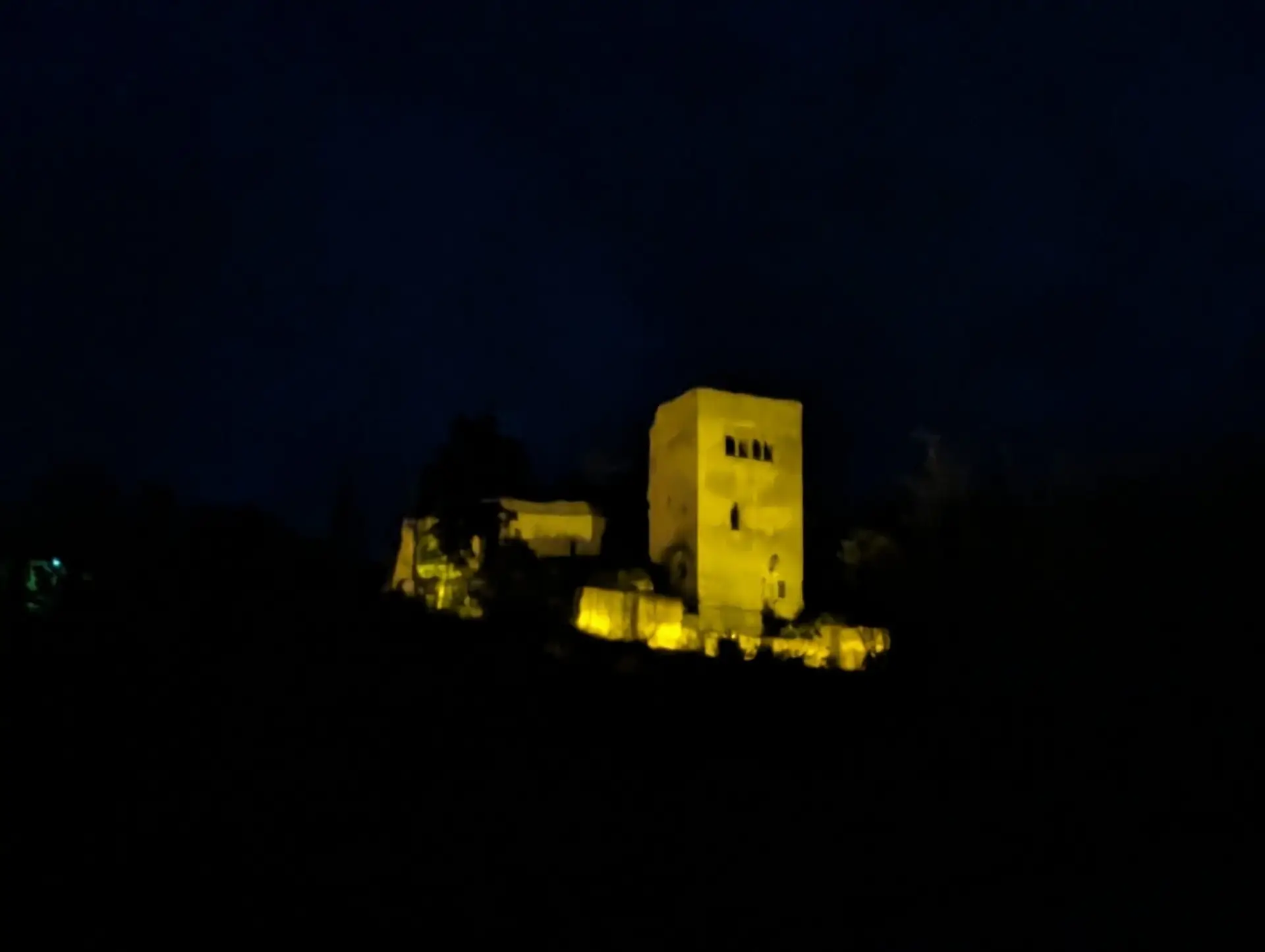 Eine Burg bei Nacht