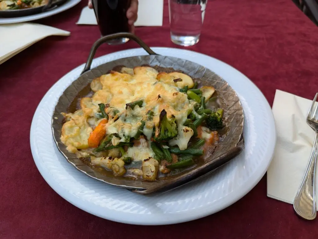 Teller mit der "Angerpfanne" im Restaurant "Roma" am Anger.