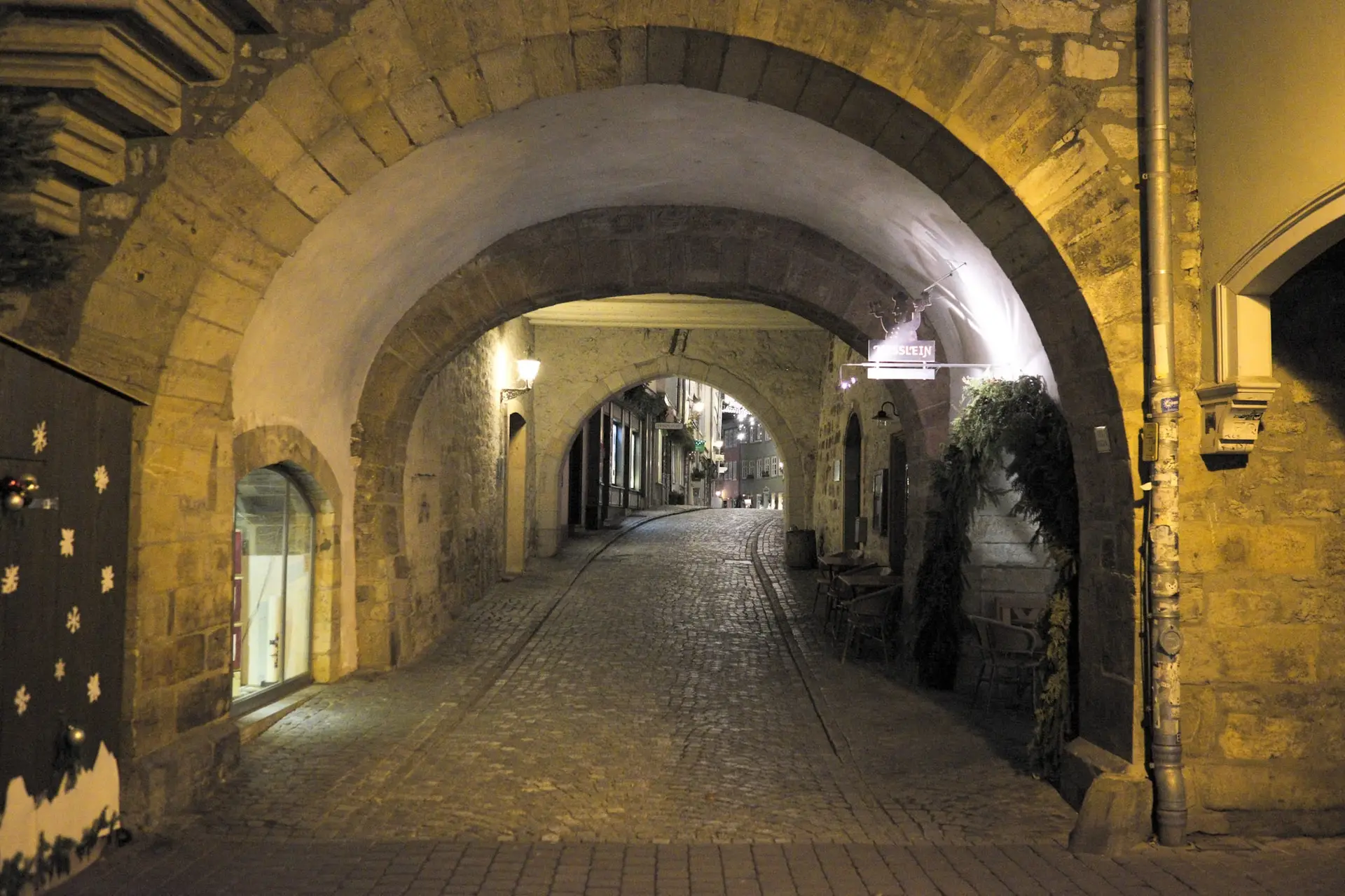 Tunnel unter dem Turm der Krämerbrücke in Erfurt