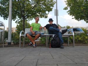 Lucas und Timo-Thejus sitzen auf einer Parkbank