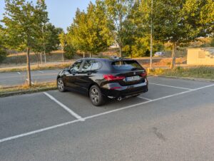 Schwarzer 1er-BMW Heckansicht links.