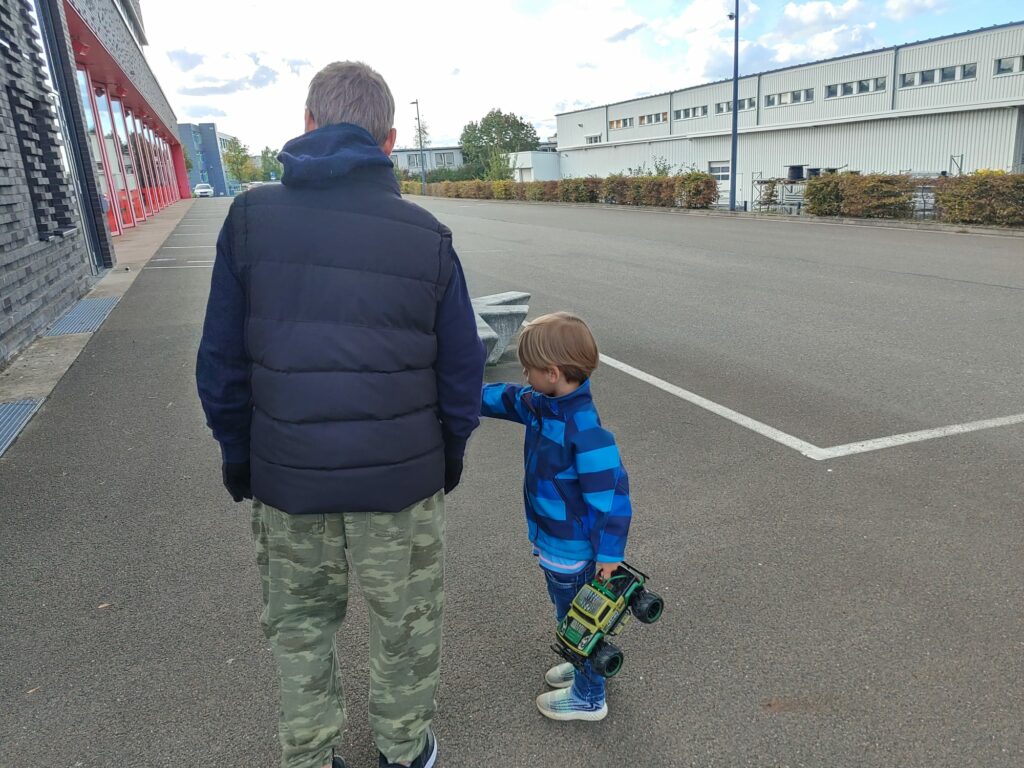 Erster Bürger Timo-Thejus und Marian(kleiner leiblicher Bruder von Lucas Hartleb) während des Spielens auf dem Parkplatz der Feuerwehr Erfurt Süd-Ost