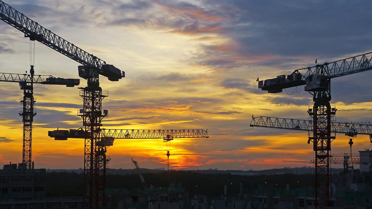 Baukräne in der Abenddämmerung