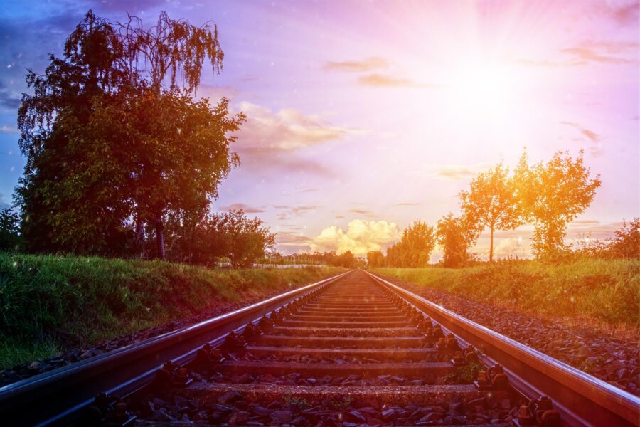 Bild - Wiesenbahngleise im Sonnenlicht